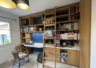 Photo après le travaux bibliothèque sur mesure avec un échelle coulissante pour atteindre le haut