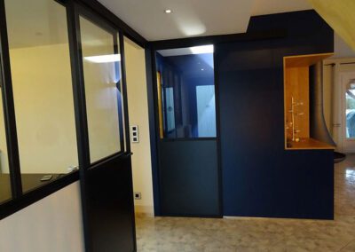 Sas vestiaire dans le séjour adossé à un meuble sur mesure côté salon